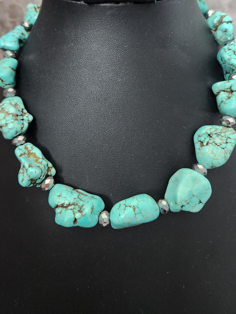 18” Chunky Turquoise Howlite Nugget Necklace With Faceted Silver-Tone Spacers